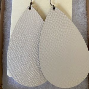 Nickel&Suede earrings. Ivory color..
